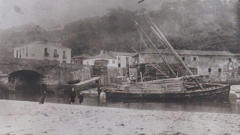 Una embarcacin junto al muelle que tena el mesn 