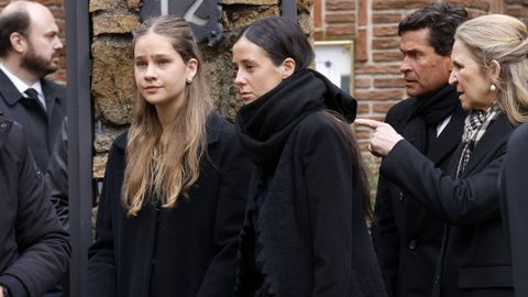 Irene Urdangarin, junto a Victoria Federica y la infanta Elena, en el responso por la princesa Irene de Grecia que se celebr� en la catedral ortodoxa griega de Madrid