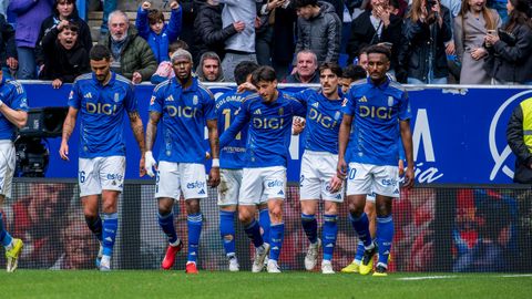 Los jugadores del Real Oviedo celebran el gol ante el Athletic