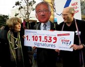 Un hombre con la careta de Juncker protesta en Bruselas. 