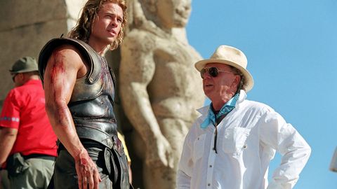 Wolfgang Petersen, dando indicaciones a Brad Pitt durante el rodaje de �Troya�.