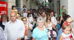 La calle peatonal de Viveiro, abarrotada de gente. 