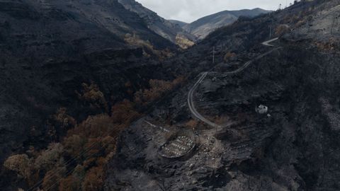 Los incendios del 2025 -en la imagen, la aldea de San Vicente de Leira (Vilamart�n de Valdeorras)- se ven como un  fracaso territorial .
