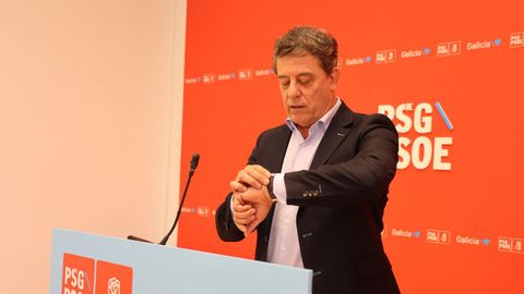 El secretario xeral del PSdeG, Jos� Ram�n G�mez Besteiro, durante la rueda de prensa que dio esta ma�ana en Santiago