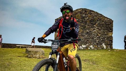 Jos Manuel Breijo, fundador de la empresa Portal Norte, con una de las bicicletas elctricas que alquila, en la Garita de Herbeira