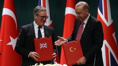 Los mandatarios de Reino Unido y Turqua, en el momento de la firma del acuerdo