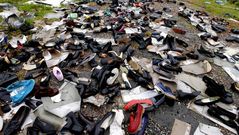 Aparecen cientos de zapatos nuevos y ropa tirada junto al vertedero de Ar�ns