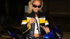 La chaqueta motera perfecta es la de Sofia Cohelo