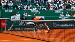 Medvedev rompiendo la raqueta durante el encuentro ante Berrettini en Monte Carlo