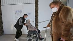 En el centro de salud Virxe Peregrina de Pontevedra la vacunaci�n se inici� el 22 de febrero para los mayores de 80 a�os. Empezaron en la letra H y van por la R