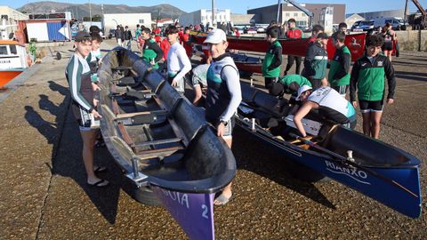Imagen de remeros del club pobrense con bateles de Rianxo y Virxe da Gu�a para disputar la primera jornada de la liga en la zona norte.