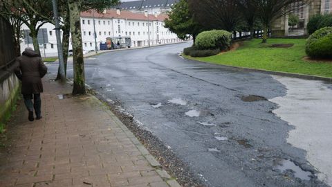 Baches en la avenida de As P&iacute;as, en el tramo que no se remodel&oacute; con el bulevar.