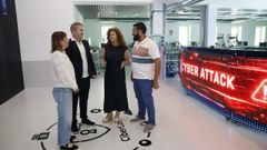 Mar&iacute;a Jes&uacute;s Carnero, directora del centro Eduardo Barreiros, y la directora general de FP, Eugenia P&eacute;rez, recibieron a los expertos de la Guardia Civil Juan Jos&eacute; L&oacute;pez Castro y Antonio V&aacute;zquez