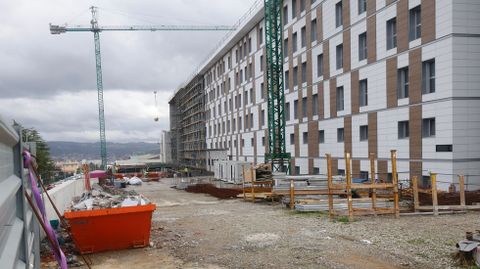 Con ms de veinte millones y medio de euros, el CHUF se prepara para un 2026 en el que se trabajar simultneamente en dos fases: la que est en marcha, para completar el edificio asistencial que albergar Urgencias y hospitalizacin (en la foto) y la final, que remodelar las habitaciones del ala antigua y bloques quirrgicos.