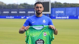 Leo Rom�n posa con la camiseta de portero del Deportivo durante su presentaci�n en el D�por Training Center.