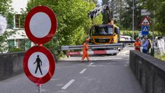 Trabajadores colocan una barrera en la localidad de Hermance, en la frontera de Suiza con Francia