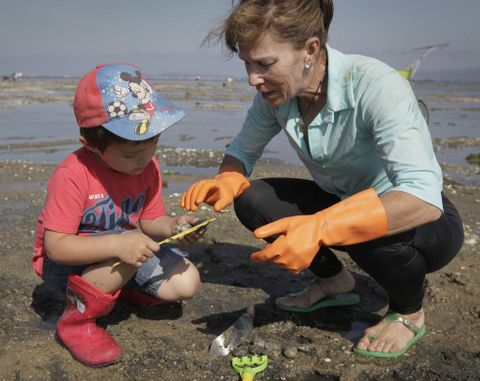 Armados con botas y rastrillos, estos pequeos aprendices de mariscadores pusieron todo su empeo en aprender el oficio. 