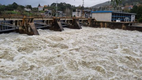 Las compuertas de la presa de Velle en Ourense estn abiertas al mximo.