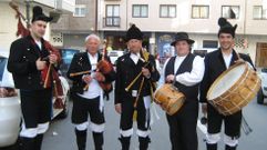 Imagen de archivo de Manuel Viqueira Vieites (segundo por la izquierda), con el grupo familiar que fund� en los a�os 90