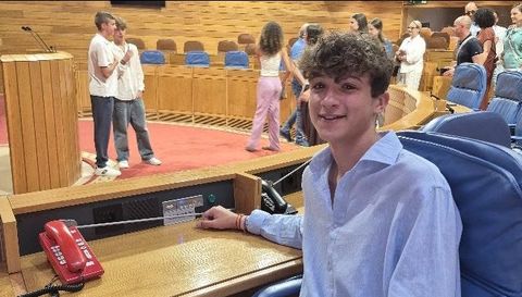 Juan Vales en el Parlamento, donde recibi� la bandera de Galicia