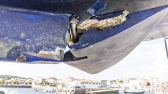 El velero Meu, en las instalaciones del club n�utico de Camari�as, con el tim�n da�ado por la interacci�n de las orcas.