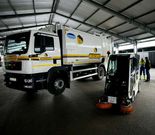 El nuevo cami�n compactador y el veh�culo barredor, ayer durante su presentaci�n en el mercado ganadero.