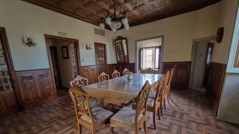 Salón con una espectacular techumbre de madera