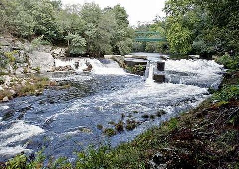 <span lang= es-es >Solo una semana entre ambas fotograf�as</span>. La fotograf�a de la izquierda fue tomada el pasado d�a 25 de septiembre. La de la derecha, ayer. En solo una semana el L�rez ha ganado caudal hasta constituir la cascada en la zona de la captaci�n de agua.