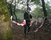 Los ciclistas han localizado numerosas trampas, como la de la imagen en una pista del Verducido. 
