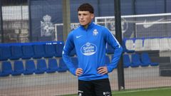 Kevin S&aacute;nchez, en el entrenamiento de ayer del primer equipo del Deportivo, en Abegondo