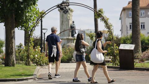 Uno de los arcos de la rosaleda, con pocas plantas y flores