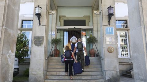 Hu�spedes entrando al Parador de Turismo de Ferrol, en foto de archivo.