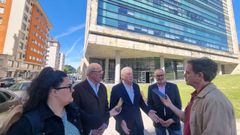 Los senadores del PP ante la sede del INSS en Lugo