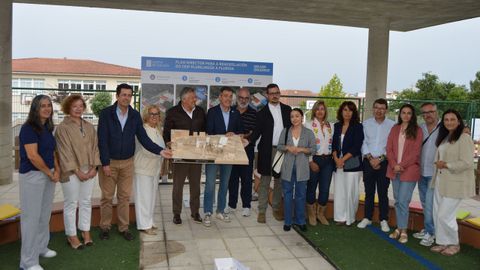 Miembros del concello y la Xunta exponen la maqueta de c�mo ser�a el colegio A Florida tras la reforma integral.