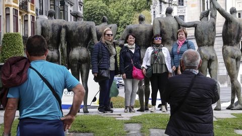 Turistas en Oviedo, en la plaza del Carbay�n