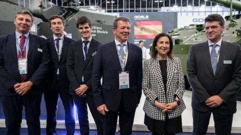 La ministra de Defensa, Margarita Robles, en una reciente visita al stand de GDELS en Feindef