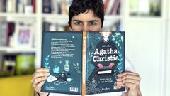 La ilustradora arousana, Nuria D�az, con su �ltimo libro sobre Agatha Christie