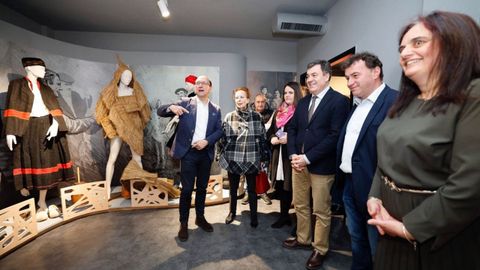 El conselleiro Romn Rodrguez, en el centro, en la visita de das pasados al museo.