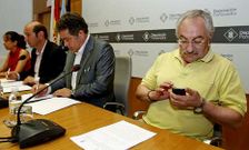 Mosquera (en la imagen en un acto con Louz�n y Lores el viernes), se�al� que hay siete ofertas. 