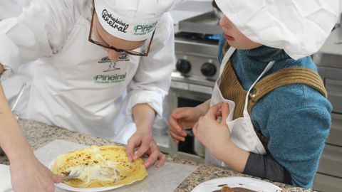 Una alumna de ciclo de FP da una masterclass infantil en el marco de la Festa do Queixo