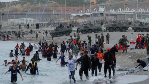 Inmigrantes llegando a la playa del Tarajal (Ceuta) despus de que la guardia marroqu abriese la verja fronteriza