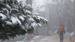 Un hombre camina bajo la nieve en Pedrafita el pasado domingo