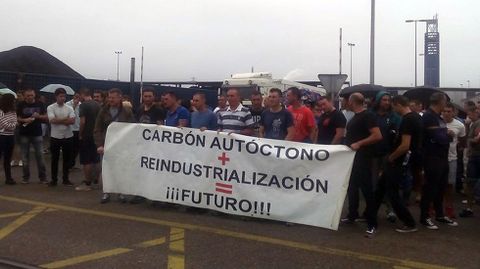 Un centenar de mineros corta el acceso al puerto de Avil�s en protesta por la importaci�n de carb�n.Un centenar de mineros corta el acceso al puerto de Avil�s en protesta por la importaci�n de carb�n 