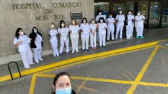 Las tcnicas superiores sanitarias del hospital de Monforte se concentraron a la entrada del centro