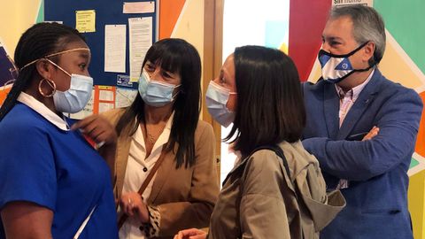 La consejera de Derechos Sociales y Bienestar, Melania �lvarez, durante su visita al centro de atenci�n a personas sin hogar de Avil�s