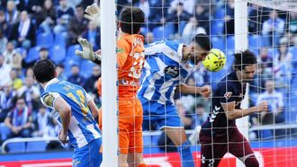 Cubero evita sobre la l&iacute;nea de gol el tanto de c&oacute;rner directo de Sergio Escudero