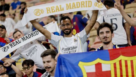 Aficionados del Real Madrid y del Barcelona animan a su equipo antes de la final de la Supercopa de Espa�a en el estadio Ciudad Deportiva del Rey Abdal� de Yeda (Arabia Saud�).