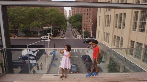 DOS DE LOS NI�OS DE LAS VIVIENDAS SOCIALES EN UNO DE LOS MIRADORES DEL HIGH LINE CON EL COLEGIO �AVENUES� A SU DERECHA