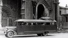 Uno de los autocares Dodge comprados por Franco para hacer las Rutas de Guerra Civil, frente a la Catedral de Oviedo. Con ellos paseaban a turistas por los lugares de combate, incluso antes de terminar el conflicto