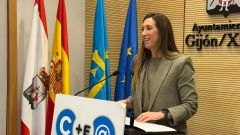 La vicealcaldesa de Gij�n y concejala de Econom�a, Empleo, Turismo e Innovaci�n, �ngela Pumariega, durante la presentaci�n de la vig�sima edici�n del proyecto Cl�nic Joven Emprend@, en el Consistorio gijon�s